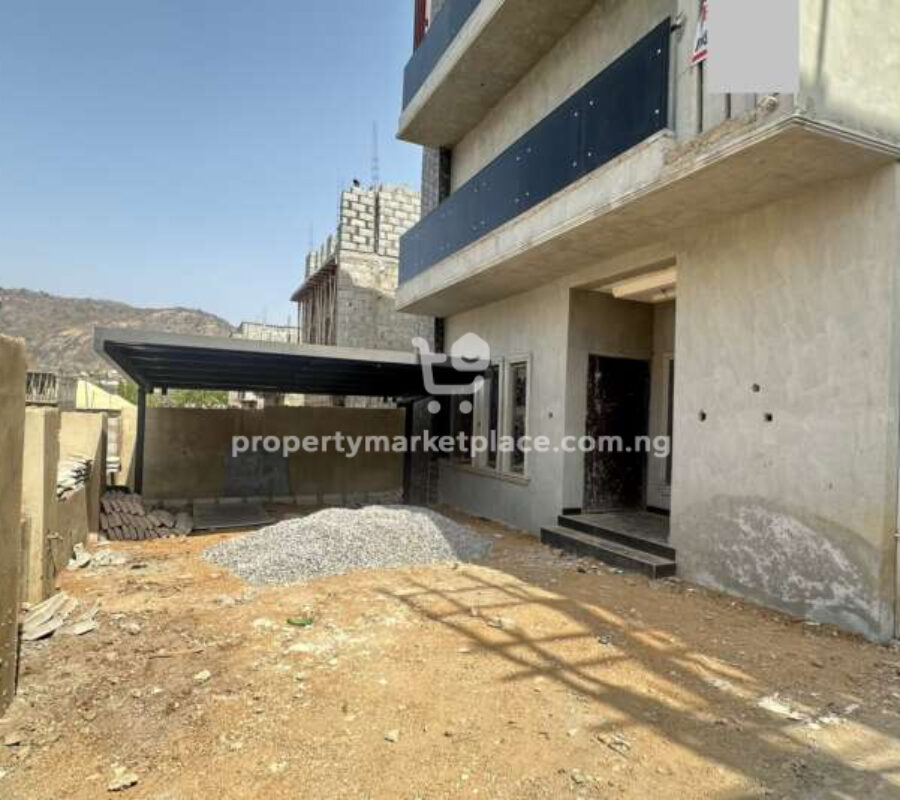 5 bedroom detached duplex with swimming pool