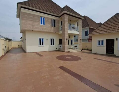 4 bedroom detached duplex with 2 rooms Bq