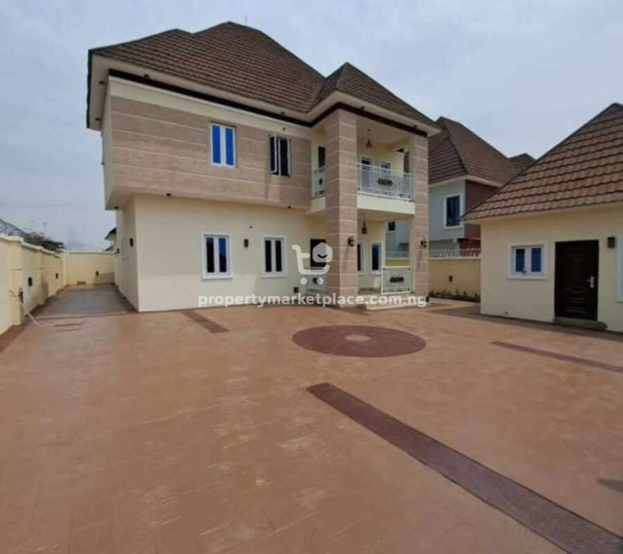4 bedroom detached duplex with 2 rooms Bq