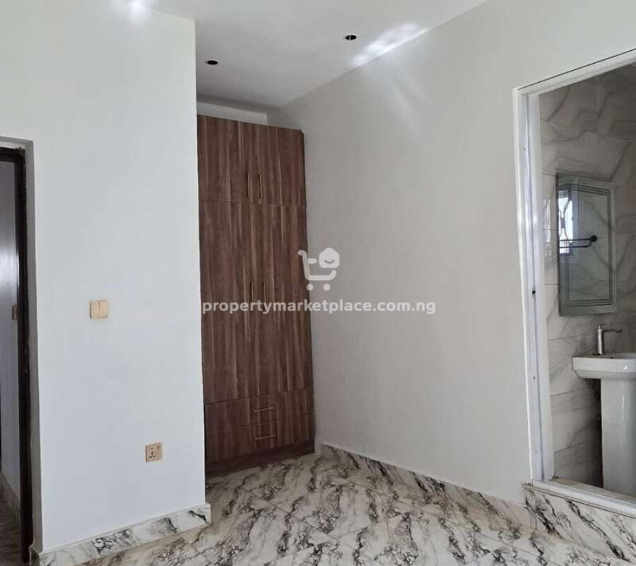 4 bedroom detached duplex with 2 rooms Bq