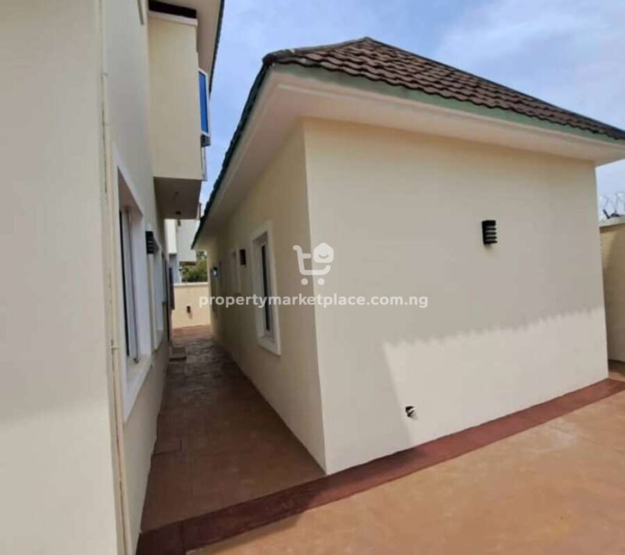 4 bedroom detached duplex with 2 rooms Bq