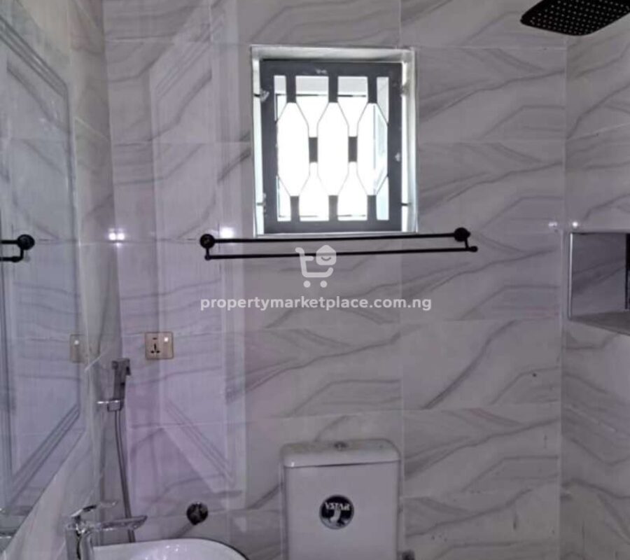 4 bedroom detached duplex with 2 rooms Bq