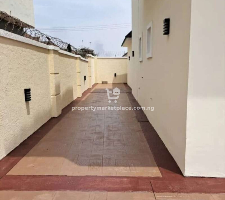 4 bedroom detached duplex with 2 rooms Bq