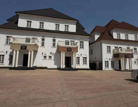 4 bedroom semi-detached duplex with Bq