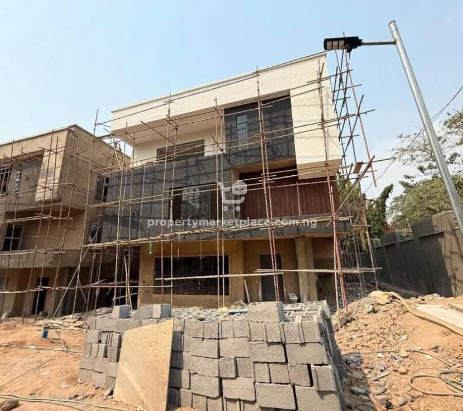 5 bedroom detached duplex with Bq