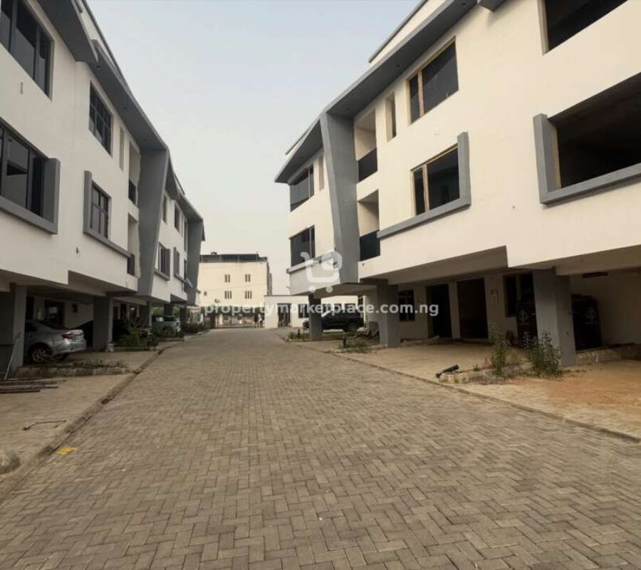 Distress Sale: 4 bedroom terrace duplex with Bq