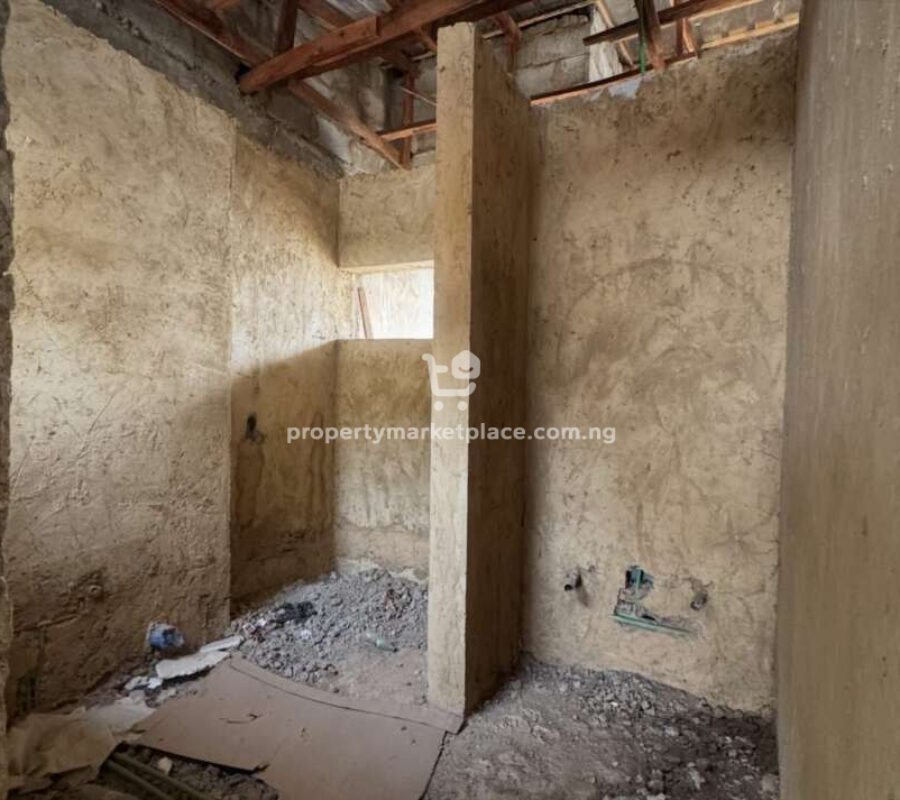 Distress Sale: 4 bedroom terrace duplex with Bq