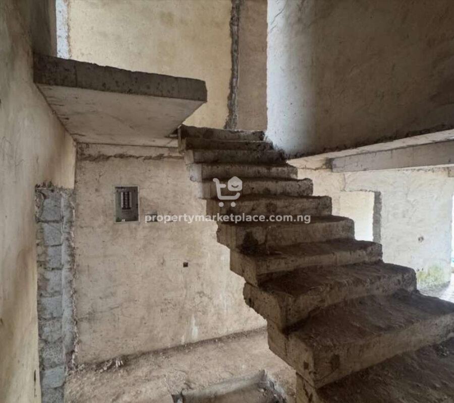 Distress Sale: 4 bedroom terrace duplex with Bq