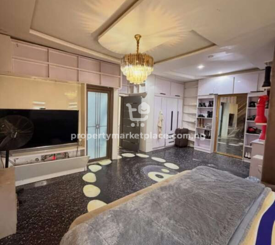 4 bedroom detached duplex with swimming pool