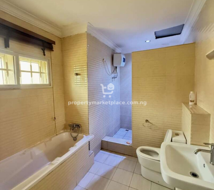 4 bedroom detached duplex with Bq
