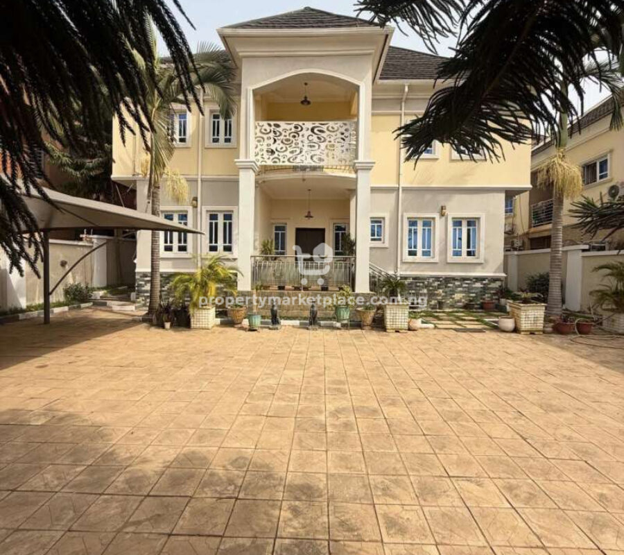 4 bedroom detached duplex with Bq