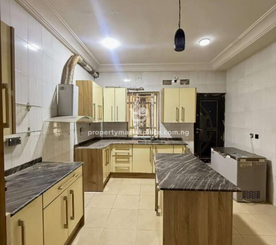 4 bedroom detached duplex with Bq