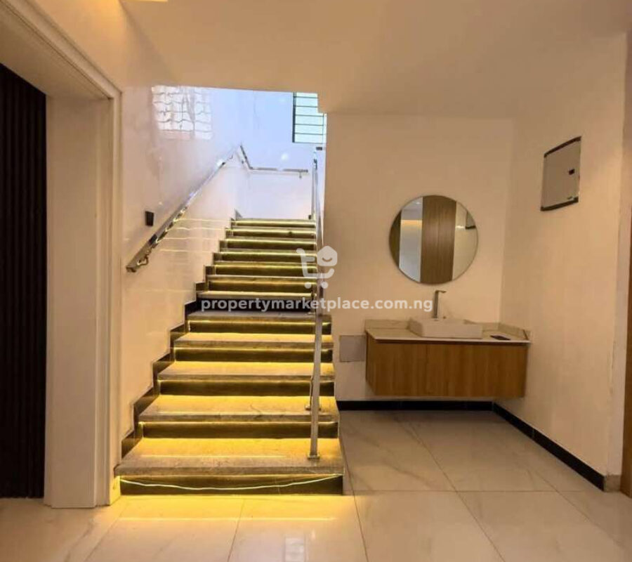 Luxury 5 bedroom detached duplex with swimming pool