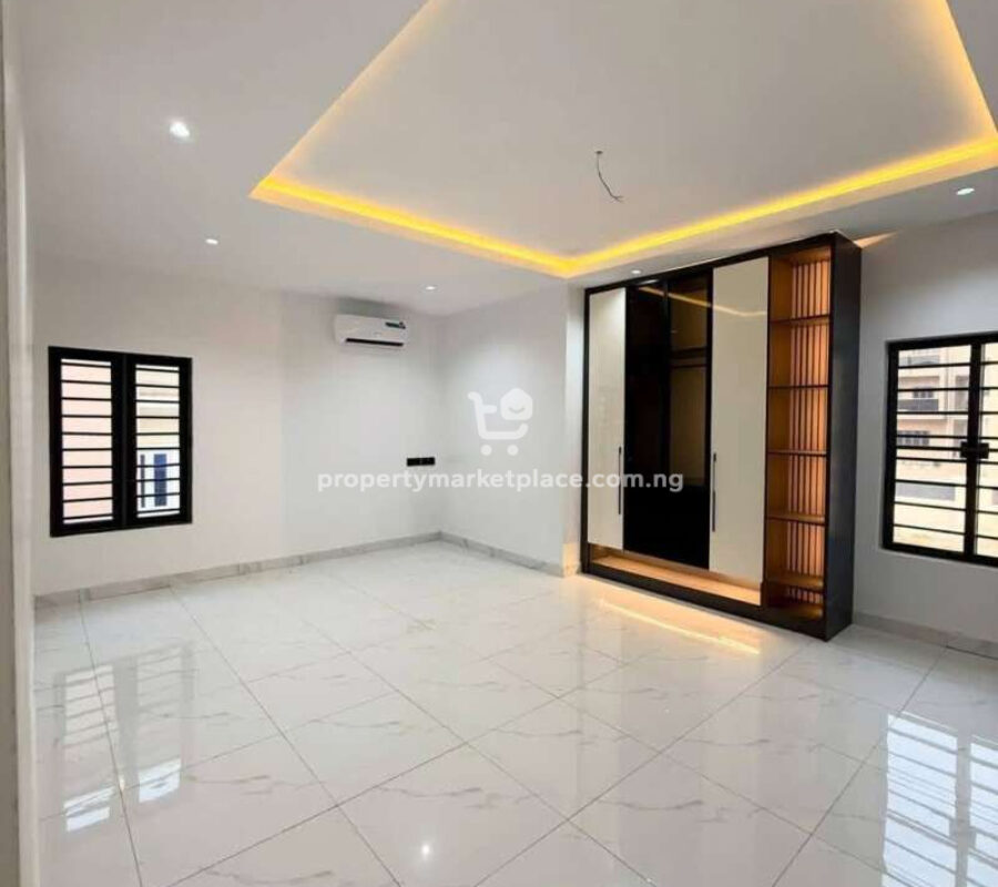 Luxury 5 bedroom detached duplex with swimming pool