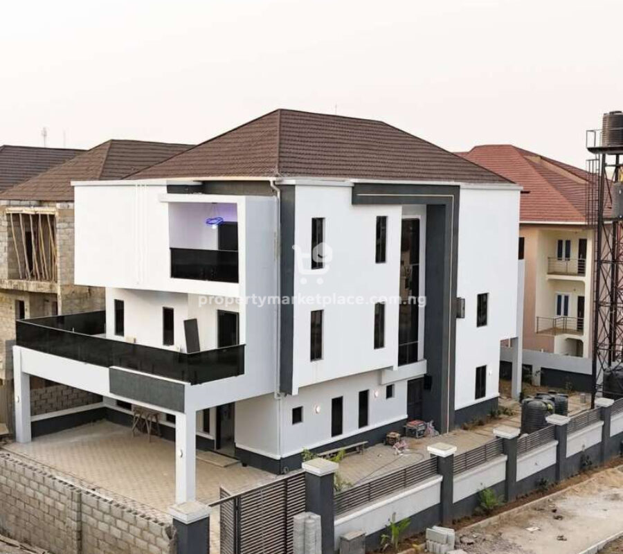 Luxury 5 bedroom detached duplex with swimming pool